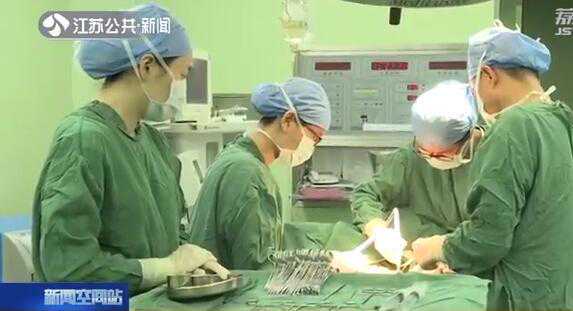 双胞胎试管婴儿胎内相争，致孕妇腹痛入院，医生：小胎给大胎输血