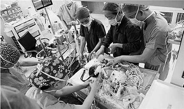 2019年杭州53岁大妈试管3次冒险生子，如今每次抱娃身体疼痛难忍