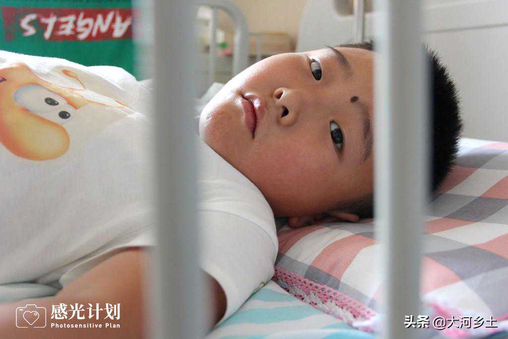 吉林夫妻俩做试管婴儿，避闲言远赴他乡，现儿子患罕见病命悬一线