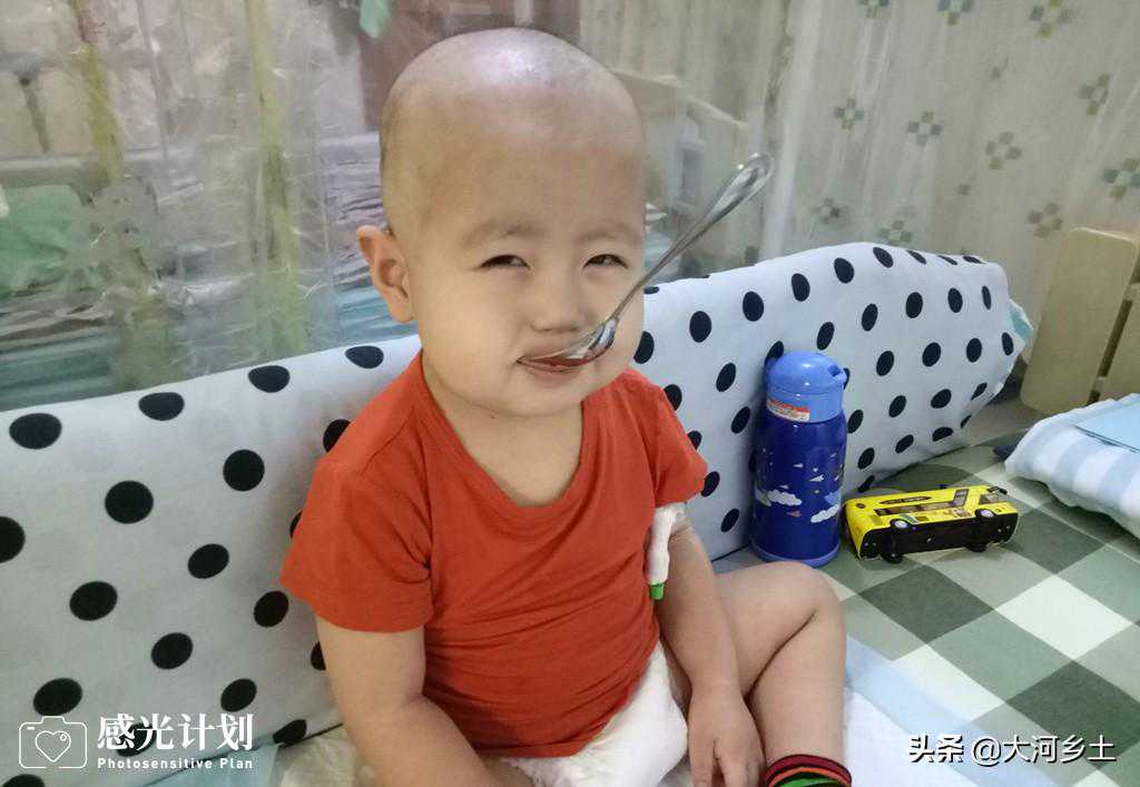 女子做三次试管手术都失败，意外怀孕让她惊喜，两年后却跪地祈祷