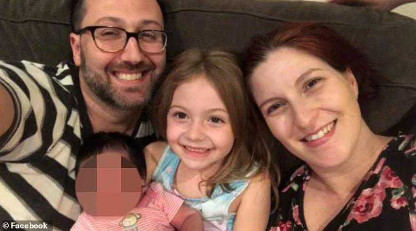 美国两对夫妻做试管，结果诊所弄混了？生了对方的娃还养了4个月