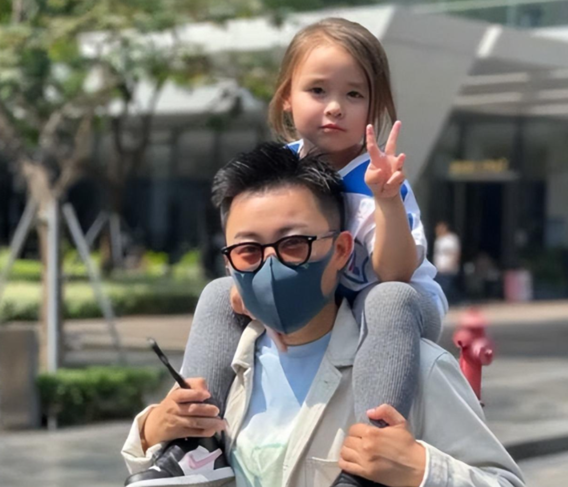 “国外买精试管生混血娃”在80后女强人中流行，伟大还是自私