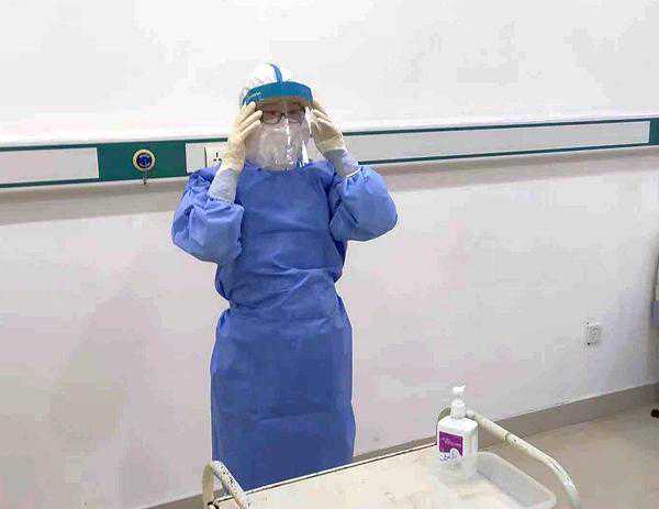 南阳不孕不育症医院医护人员开展穿戴防护服演练